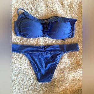 Vix– Solid Ruffle Bandeau Top. Solid New Band Bottom. Large